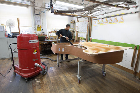 Aspiratorul industrial Ruwac DS2 aspiră așchii de lemn la Steinway & Sons din Hamburg.