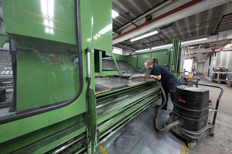 Aspiratorul industrial DS1 Ruwac aspiră șpan metalic în fabrica Steinway & Sons din Hamburg.