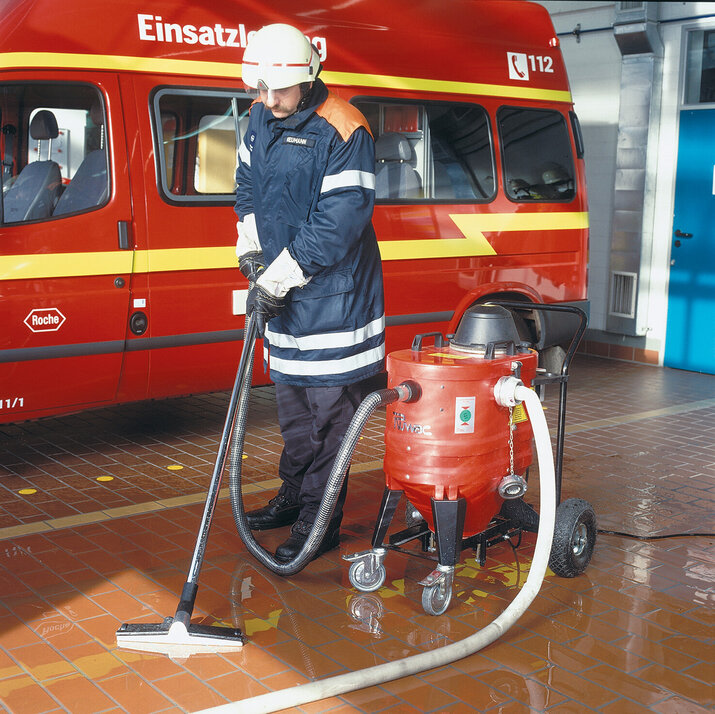 Aspirator de apă Ruwac WSP200 aspiră apă la pompierii de la Roche Diagnostics din Mannheim.