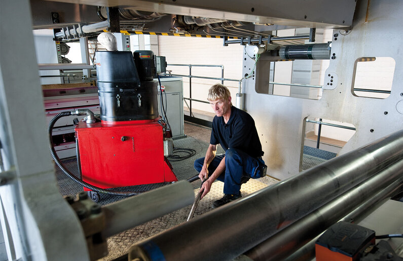 Ruwac aspiratorul pentru șpan SPS250 aspiră resturi păstoase de vopsea la tipografia din Kiel.
