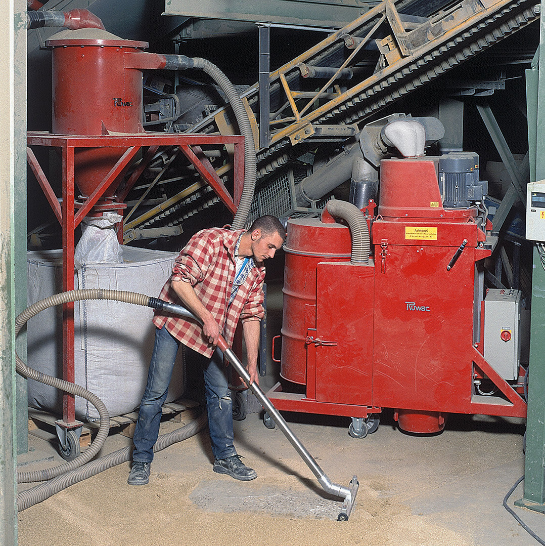 Aspiratorul industrial Ruwac DS4150 pentru zona Praf Ex aspiră șpan de vermiculit la Kramer Progetha din Düsseldorf.