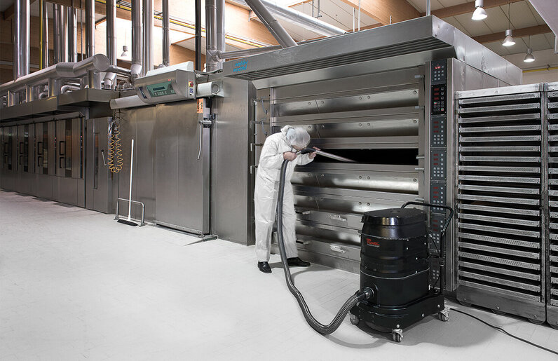 Ruwac aspiratorul industrial R01 A pentru zona Praf Ex aspiră pulberi de făină într-o brutărie industrială.