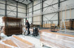 Aspiratorul industrial Ruwac R01 A pentru zona 22 aspiră praf de lemn într-un studio de film din Hamburg.