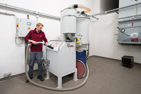 Ruwac aspiratorul industrial DA5150 aspiră făină de oase la crematoriul din Hamburg.