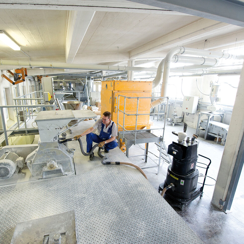 Aspirator industrial Ruwac cu acționare trifazată DS1220 pentru zona Praf Ex aspiră pigmenți de plastic la Raschigwerken din Espenheim