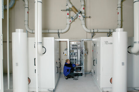 Instalația de aspirare Ruwac pentru zona Praf Ex aspiră praf de fibre de carbon la Enercon din Aurich.