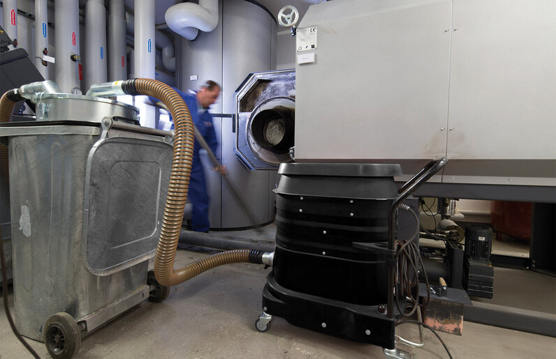 Ruwac aspiratorul industrial R01 A cu separator preliminar aspiră cenușa de la o centrală pe peleți la Hochtief în Dortmund.