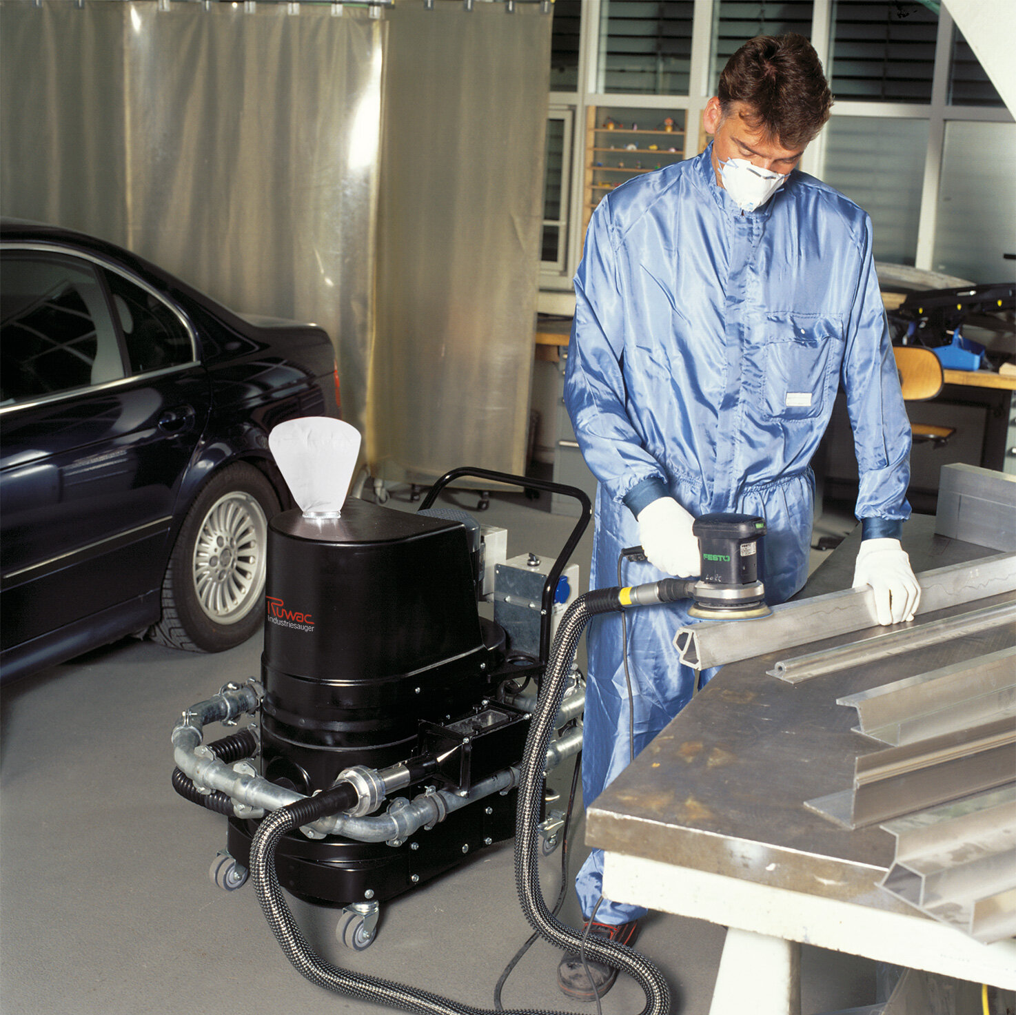 Aspiratorul industrial Ruwac R01 R022 cu capcană pentru scântei din zona Praf Ex aspiră pulbere inflamabilă de aluminiu la BMW München.