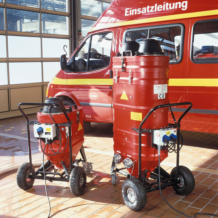 Aspirator de apă Ruwac WSP200 aspiră apă la pompierii de la Roche Diagnostics din Mannheim.