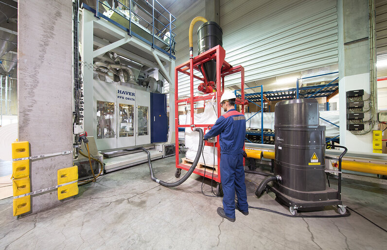 Ruwac aspiratorul industrial DS2520 aspiră makrolon în Chemion Chemiepark din Uerdingen.
