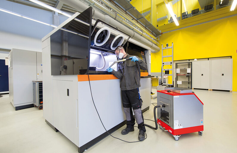Ruwac separator umed NA7-26 aspiră imprimarea 3D la Conceptlaser din Hamburg.